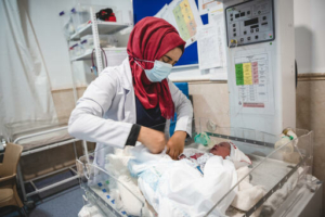 Uma enfermeira da MSF presta cuidados a um recém-nascido na maternidade do hospital Nablus, gerida pela MSF, em Mossul Ocidental. 