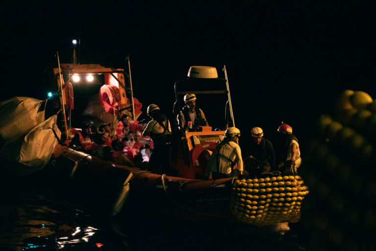 A equipa de MSF a realizar resgates de pessoas de um barco no Mediterrâneo, incluindo um menor.