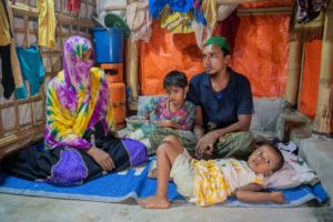 Nabi Ullah fugiu para o Bangladesh em 2017. Na foto, com a mulher e as duas filhas, ambas nascidas em Myanmar. O terceiro filho do casal nasceu já no Bangladesh.