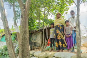 Tayeba Begum com o marido e os filhos junto ao abrigo onde vivem no campo de refugiados de Cox’s Bazar, no Bangladesh. 