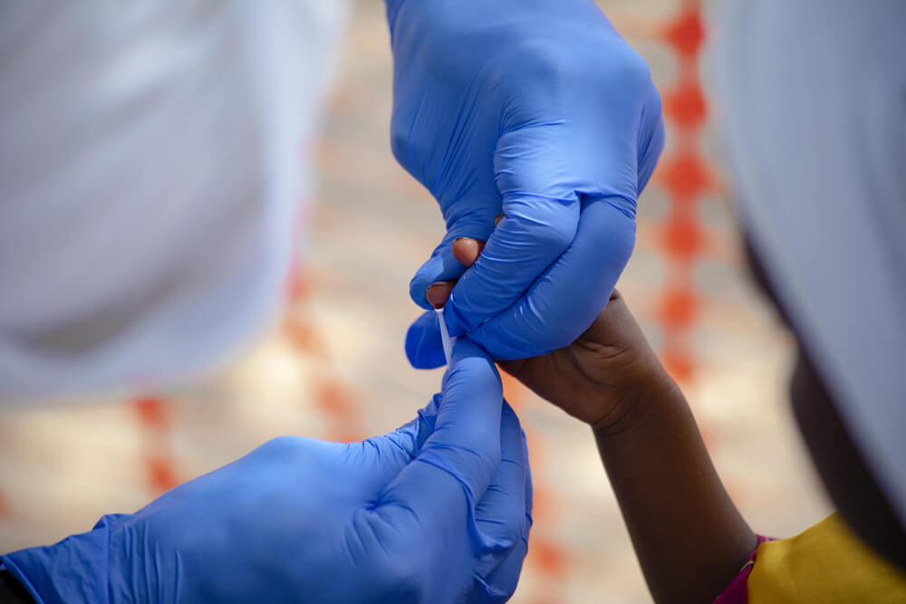 Em Darkafia Village, no Chad, uma criança faz o teste de malária.