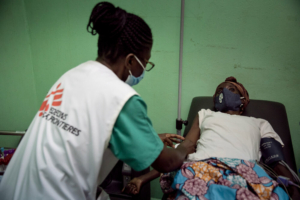A enfermeira da MSF Josiane Wonzou fornece tratamento à Edith, que vive com o VIH, no Centro Hospitalar Universitário Comunitário (CHUC), onde a MSF mantém uma unidade para tratamento do VIH avançado. República Centro-Africana, novembro de 2020. 