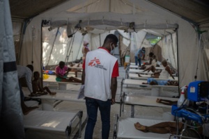 As pessoas no Haiti estão a viver em condições extremas e são confrontadas diariamente com uma situação médica e humanitária catastrófica que se continua a agravar, alerta a Médicos Sem Fronteiras.