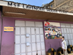 A Casa Alfazema é um clínica estabelecida pela Médicos Sem Fronteiras, dedicada ao tratamento e apoio a pessoas sobreviventes de violência sexual com base no género, na região de Nairobi, no Quénia, onde ainda persiste um estigma associado a este tipo de violência.
