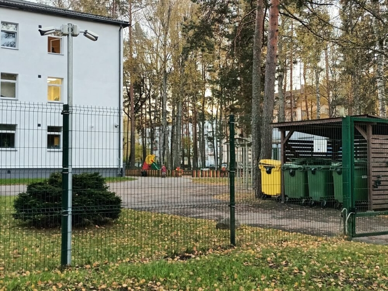 A detenção arbitrária de adultos e crianças migrantes na Letónia está a agravar ainda mais a sua saúde