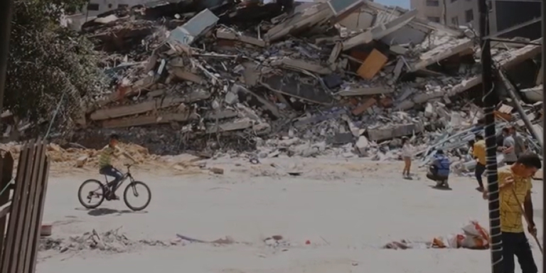 Há mais de cinco décadas que o povo palestiniano vive continuados e repetidos traumas, desde que Israel ocupou a Cisjordânia e a Faixa de Gaza. As necessidades humanitárias em toda a Palestina são enormes e não cessam de aumentar, e os impactos do bloqueio e do ciclo de violência são profundos na saúde e no bem-estar físico e psicológico dos palestinianos. Neste episódio, Ana Marques, referente em saúde mental da Médicos Sem Fronteiras, descreve o ciclo de violência que assola os Territórios Palestinianos Ocupados e as formas como a organização médico-humanitária contribui para aliviar o sofrimento.