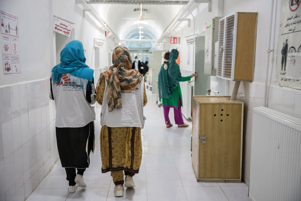 Trabalhadoras da Médicos Sem Fronteiras no corredor do hospital apoiado pela MSF em Boost, no Afeganistão.