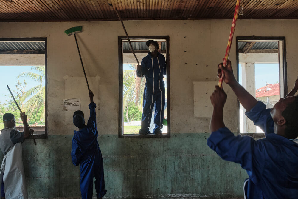 Limpeza e reabilitação das salas do hospital Nosy Varika, em Madagáscar, que ficou destruído pelos ciclones, assim como outros centros de saúde nesta zona remota, onde a população tinha já um acesso muito limitado a cuidados de saúde.