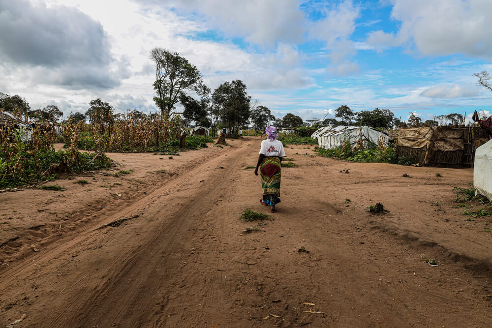 Atija caminha pelo campo para pessoas deslocadas Eduardo Mondlane, em Moçambique, onde trabalha com a MSF como parteira tradicional: forneceu já assistência a mais de cem mulheres no acampamento. Atija tem 66 anos e também vive no campo Eduardo Mondlane.