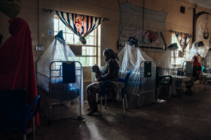 Amaka Joseph segura um dos filhos numa sala no centro de alimentação terapêutica no Hospital Especializado de Sokoto, na Nigéria. “Quando iniciámos o tratamento, comecei a notar uma melhoria. Agora podem comer e brincar normalmente, e isso deixa-me feliz”, afirma.