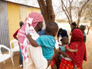 A Somália e a Somalilândia enfrentaram uma epidemia de sarampo muito grave – uma emergência que se acentuou devido à deslocação maciça de pessoas, condensando a situação numa verdadeira crise humanitária.