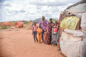 Borow Ali Khamis, de 50 anos de idade, está à porta do seu abrigo improvisado com a sua família no campo de refugiados de Dagahaley, em Dadaab, no Quénia. Ele era agricultor e criador de gado na Somália, mas perdeu tudo devido à longa seca.