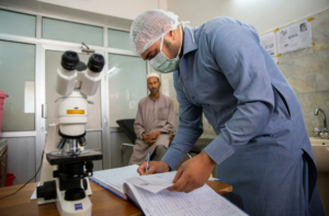 O técnico de laboratório da Médicos Sem Fronteiras Waseem Iqbal escreve os resultados dos testes de um paciente com leishmaniose cutânea no laboratório da MSF no Hospital Memorial Naseerullah Khan Baber, em Peshawar, no Paquistão. 