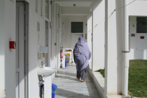 Uma enfermeira percorre o corredor da enfermaria para cuidados de pacientes com tuberculose resistente a medicamentos, em Kandahar, no Afeganistão. 