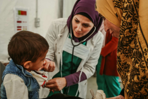 Uma criança com diarreia grave é examinada no setor de tratamento da cólera da MSF em Arsal, Vale de Bekaa, no Líbano.