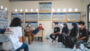 A MSF acredita que providenciar serviços de saúde de qualidade a adolescentes representa envolvê-los de forma significativa, tal como foi feito na Indonésia através de uma abordagem baseada em pares. Por exemplo, a MSF apoiou a criação de sete pontos juvenis comunitários em Banten – todos atualmente geridos e operacionalizados por voluntários adolescentes de saúde, com ajuda das autoridades nas comunidades.