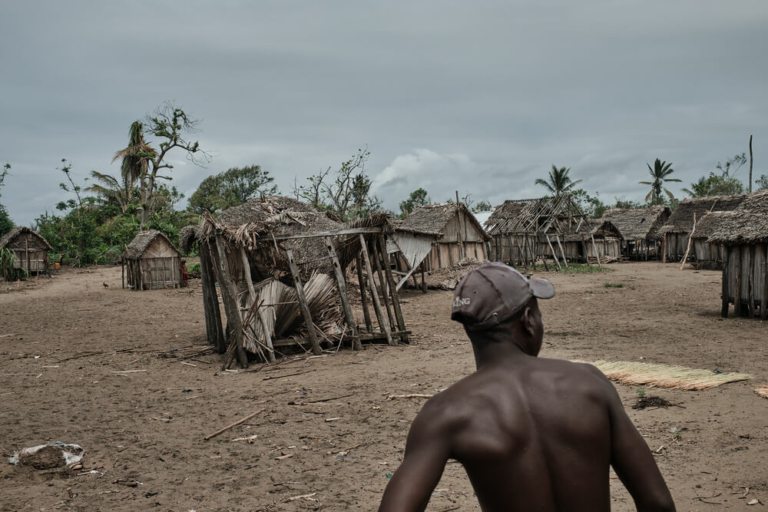 Madagáscar é um dos países em maior risco dos impactos das alterações climáticas e é atingido frequentemente por eventos climáticos extremos. No início de 2022, a região Sudeste foi assolada consecutivamente por dois ciclones: o Batsirai, a 5 de fevereiro, e o Emnati a 22 do mesmo mês.