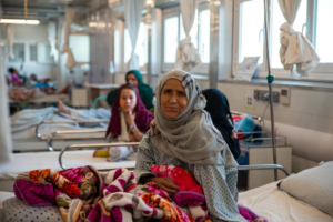 Na foto, Marieh, uma paciente do Centro de Traumatologia da MSF em Kunduz, no Afeganistão