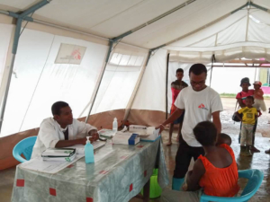 Uma consulta médica é realizada no centro de saúde de Ifanirea, distrito de Ikongo, Madagáscar.