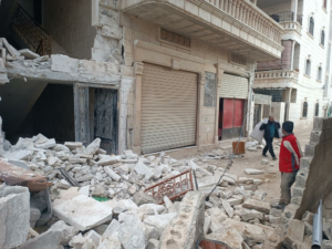 Vista de uma rua na cidade de Sarmada, na Síria, depois do terramoto que atingiu a região a 6 de fevereiro. 