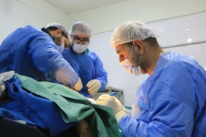 Médicos sírios operam um paciente num hospital em Atmeh, na província de Idlib, na Síria.