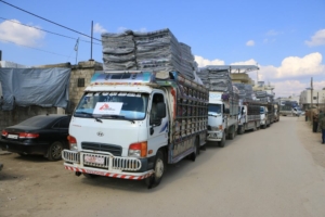 Camiões fretados pelas equipas da MSF do hospital de Atmeh, na Síria, a caminho de uma distribuição de kits, a 11 de fevereiro de 2023. 