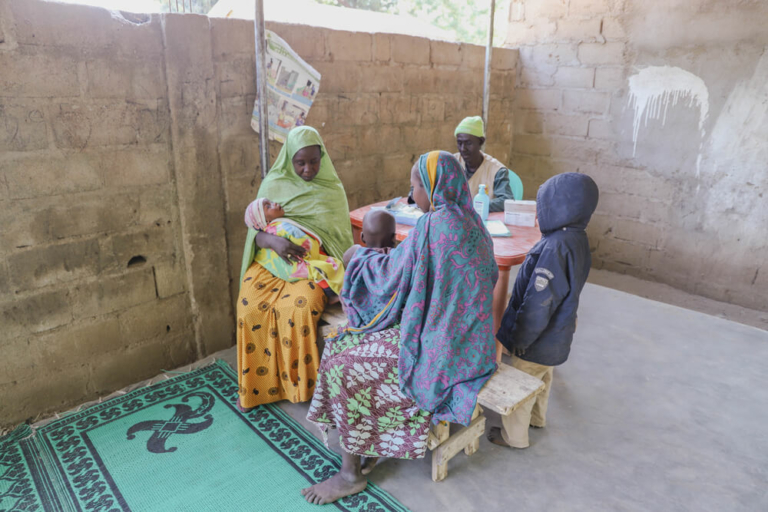 Os Camarões têm vivido uma epidemia de cólera desde outubro de 2021. Das dez regiões do país, o surto permanecia ativo em quatro delas em janeiro passado: no Centro, Litoral, Oeste e Extremo Norte. A Médicos Sem Fronteiras (MSF) está a providenciar apoio em Mora, no Extremo Norte, para ajudar na gestão dos casos e na estratégia de prevenção acionada pelas autoridades locais.