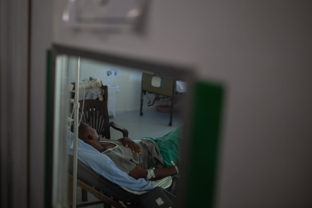 Um paciente descansa numa enfermaria do hospital da Médicos Sem Fronteiras em Tabarre. Port au Prince, Haiti, novembro de 2022.