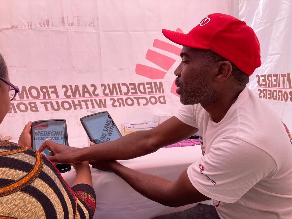 A Pocket Clinic lançada recentemente pela MSF em eSwatini é uma “clínica de bolso” instalada num dispositivo digital que providencia autotestes de VIH e acompanhamento pré e pós testagem para jovens.