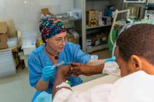 A anestesista da Médicos Sem Fronteiras, Nora Zergi, prepara um paciente para uma cirurgia de extração de balas, no Hospital Universitário de Bashair, no Sudão. Já se assinalaram dois meses desde que os combates violentos eclodiram em Cartum e rapidamente se espalharam para outras regiões do Sudão.