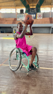 Na foto, Bienvenue, que teve de amputar a perna direita depois de um acidente na República Centro-Africana, em 2016, joga basquetebol numa cadeira de rodas.