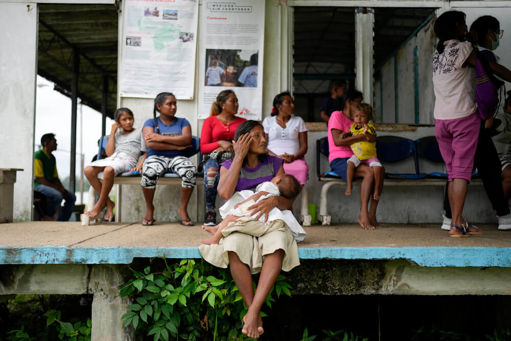 Pessoas da comunidade indígena Warao, do estado de Delta Amacuro, Venezuela, esperam para ver um médico na clínica de Nabasanuka.