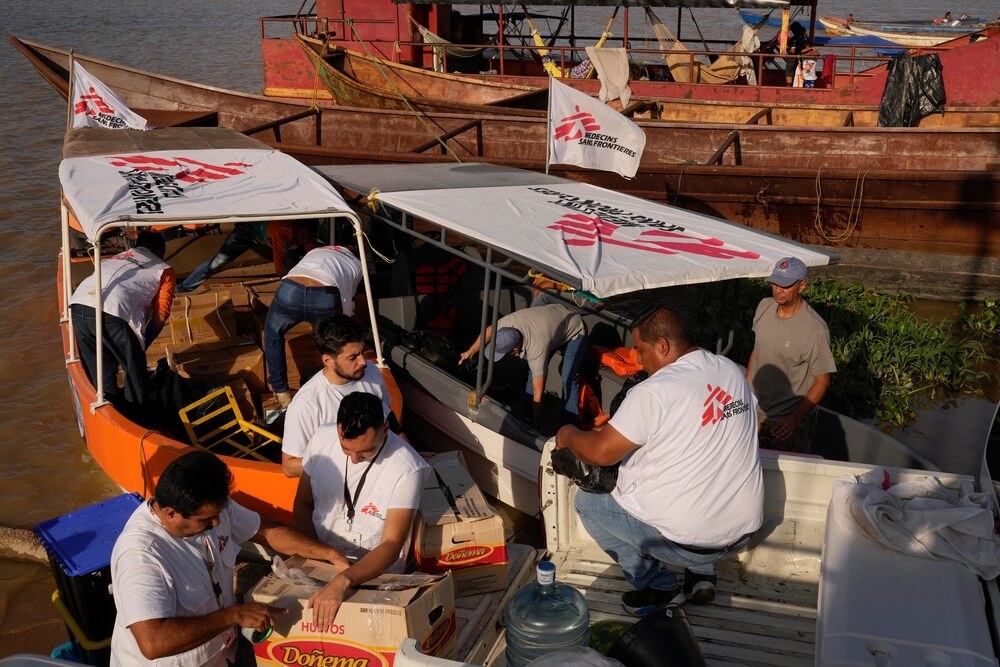 Equipa da MSF prepara provisões médicas para utilizar durante a prestação de cuidados médicos a comunidades isoladas em Delta Amacuro, na Venezuela