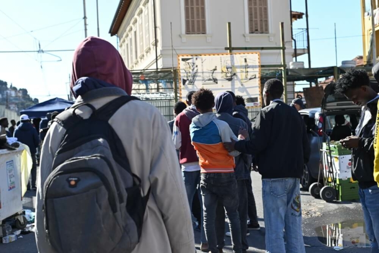 Migrantes Ventimiglia itália frança