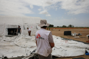 Equipa MSF instala hospital insuflável no Chade