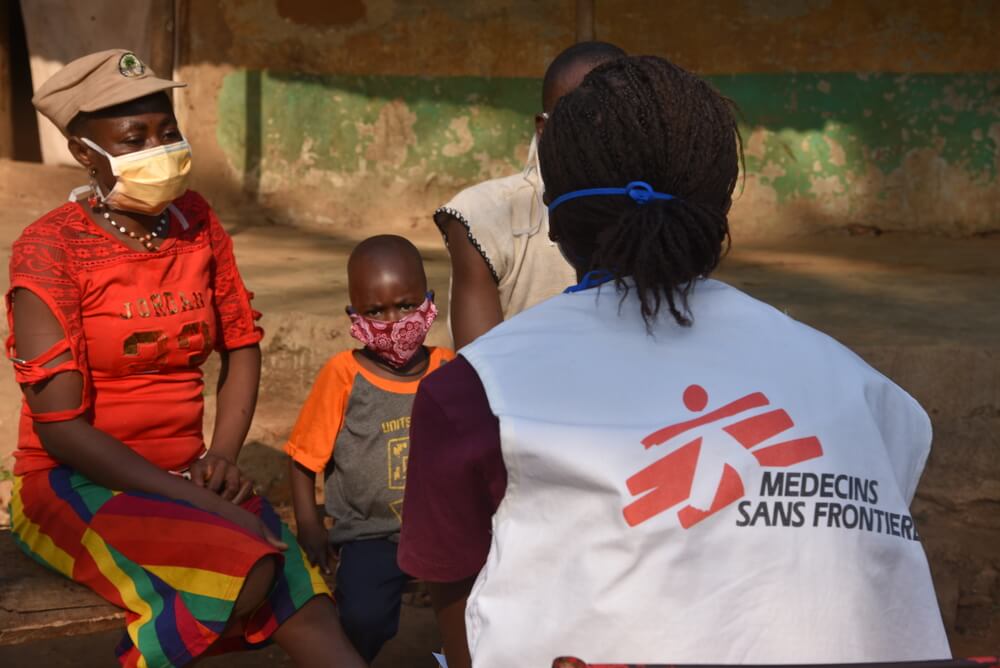 A família Koroma conversa com a equipa da MSF do lado de fora da casa em Bumbuna, na Serra Leoa. Toda a família foi diagnosticada com tuberculose multirresistente a medicamentos.