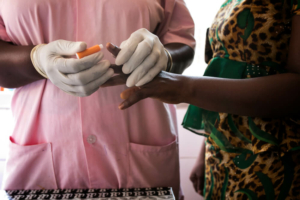 Mulher grávida faz um teste de VIH numa maternidade em Conacri, na Guiné, onde a MSF apoia os serviços de VIH.