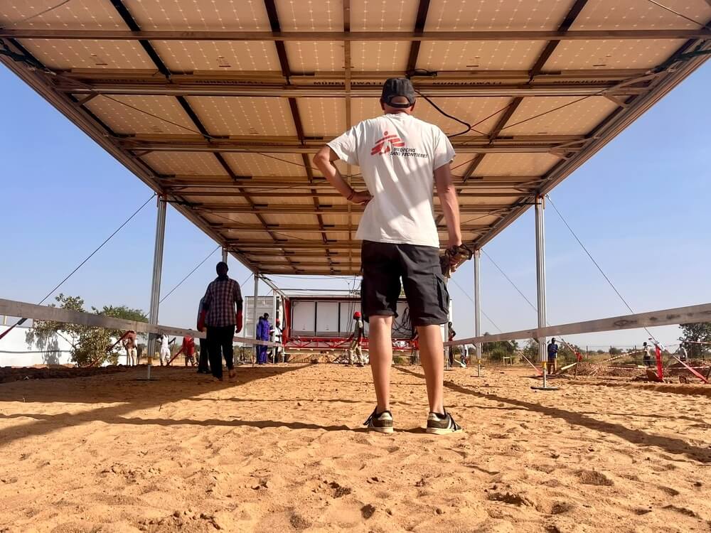 Profissionais da MSF instalam painéis de energia solar no projeto da organização em Ourang, no Chade.