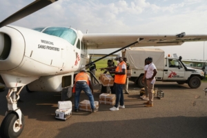 Profissionais da MSF preparam o transporte por avião das vacinas para hepatite E até Old Fangak, uma zona muito isolada do estado de Jonglei, no Sudão do Sul