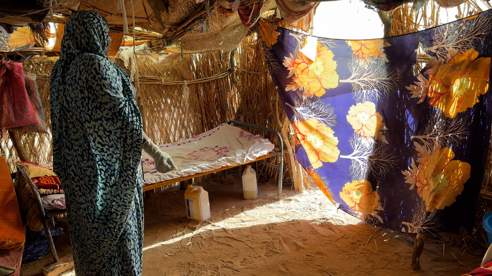 Khadija Yahia Adam é uma parteira e refugiada do Sudão a sobreviver no Chade
