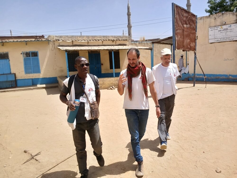 Presidente internacional da MSF, Christos Christou, visitou o hospital de Zalengei, no Sudão