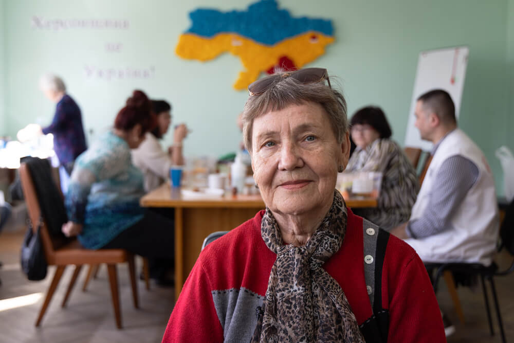 Lidia Bazualieva, de 74 anos, foi obrigada a deslocar-se da casa em que vivia em Kherson e começou a receber apoio da MSF em saúde mental para tratamento do TSPT. 