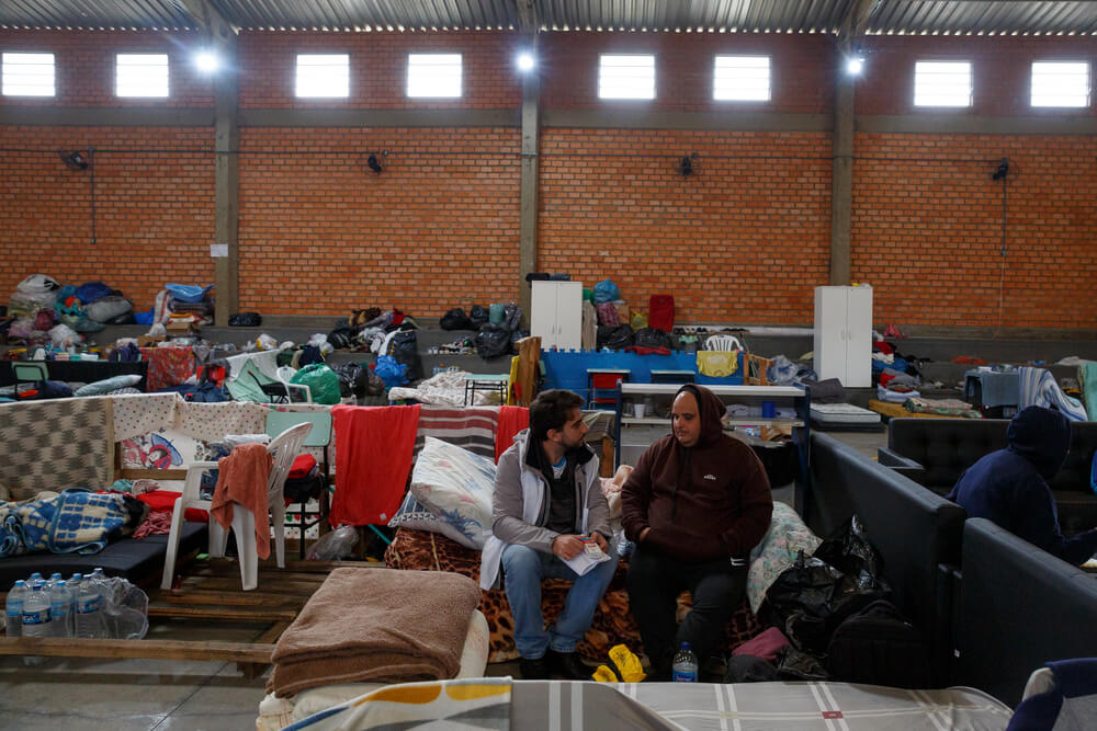 Cerca de 400 pessoas estão abrigadas na Escola Municipal Paulo Freire, em Canoas, devido às cheias no Rio Grande do Sul.