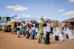 Uma equipa da MSF distribui kits com provisões essenciais como tendas, galões e redes mosquiteiras em Ntele, no distrito de Montepuez, na província moçambicana de Cabo Delgado.