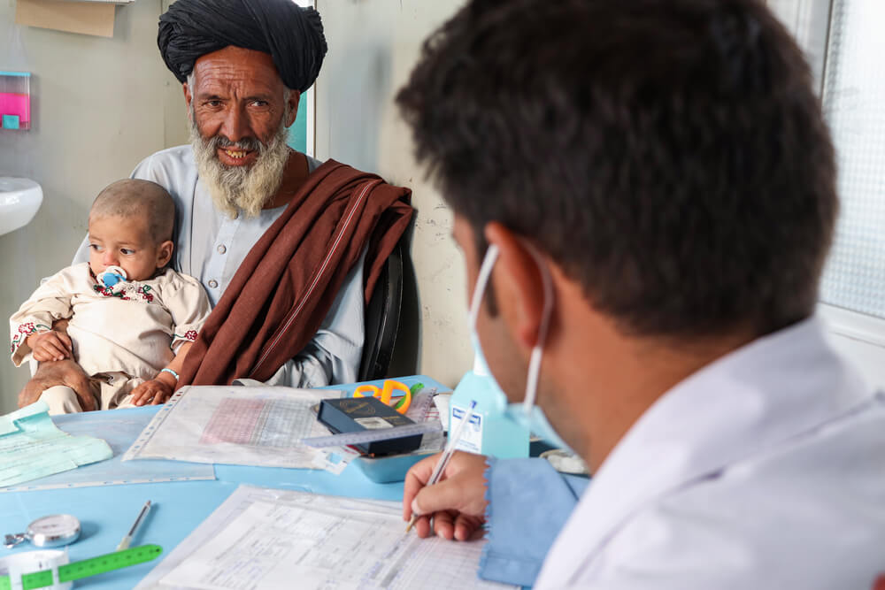 Khaista Gul levou o neto de 2 anos, Mustafa, que estava desnutrido, para ser atendido no centro de alimentação terapêutica da MSF em Kandahar, no Afeganistão.