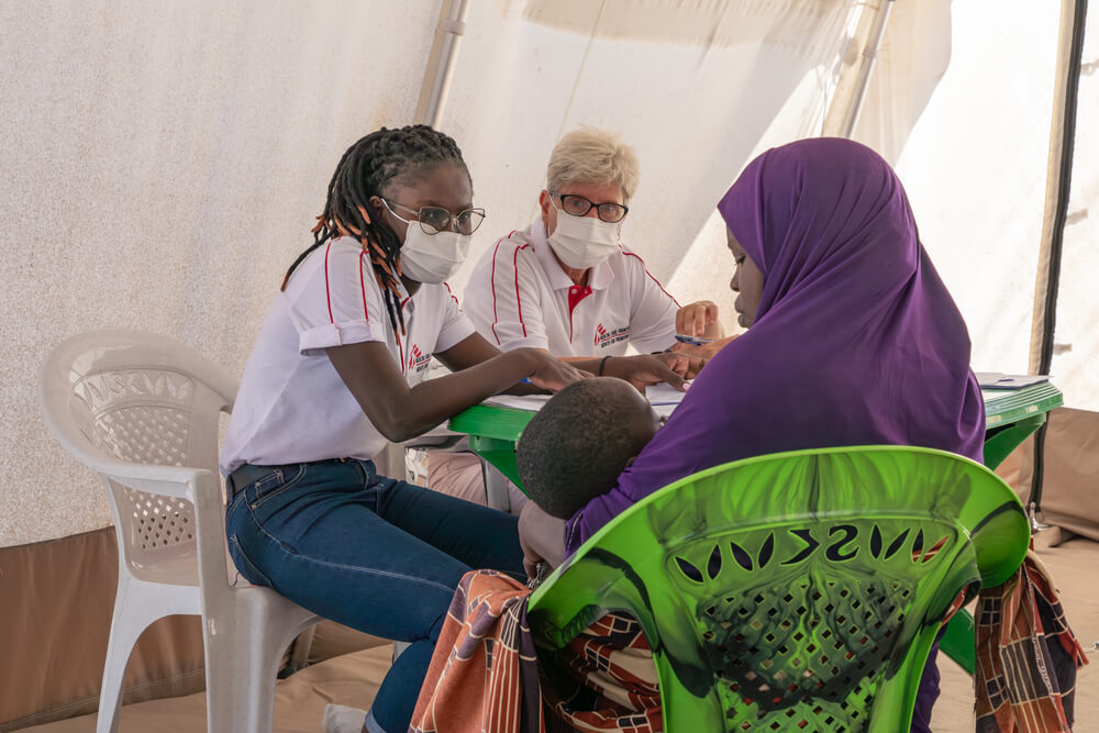 Equipa médica da MSF realiza consultas com pacientes na província de Nampula. Junho de 2023.