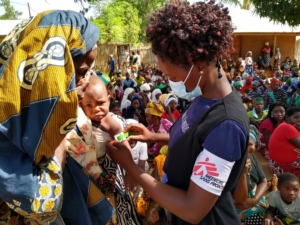 Um membro da equipa MSF mede a circunferência do braço de uma criança para verificar a desnutrição em Meluco, na província de Cabo Delgado, no Norte de Moçambique, a 19 de fevereiro de 2021. © MSF