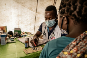 O médico Nazário Jaime durante uma consulta com um paciente que vive no campo de Nicuapa, na província de Cabo Delgado.