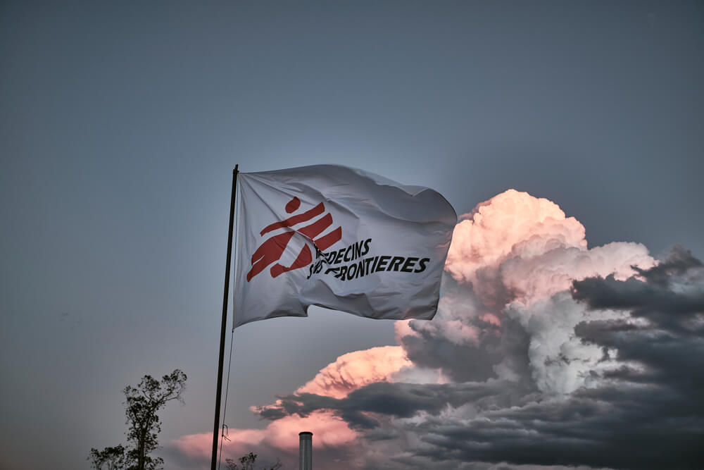 Bandeira da Médicos Sem Fronteiras com o logo MSF