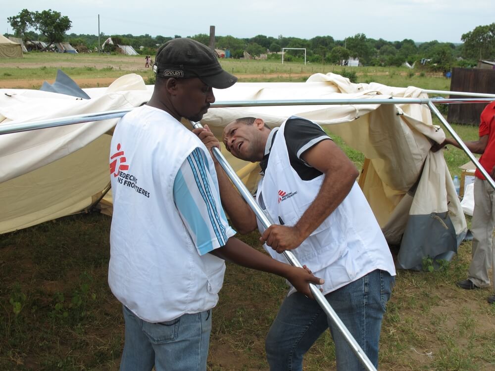 A equipa da MSF está a instalar uma tenda num posto de saúde temporário em Chinhacanine, província de Gaza. Fevereiro de 2013. 